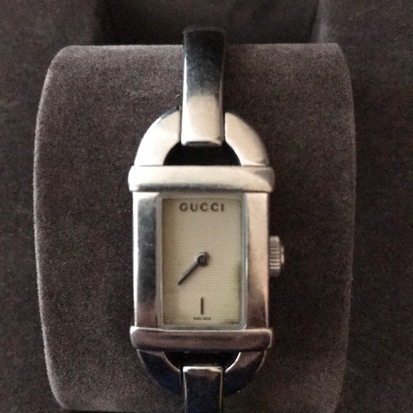 *Authentic* Gucci Ladies Bangle Bracelet Watch - Picture 2 of 8